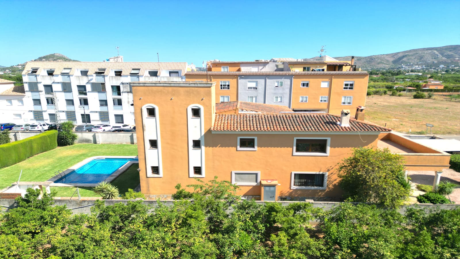 Villa de 4 dormitorios con una gran terraza XXL, gran piscina, casa de barbacoa con una cocina de verano, jardín con árboles frutales.