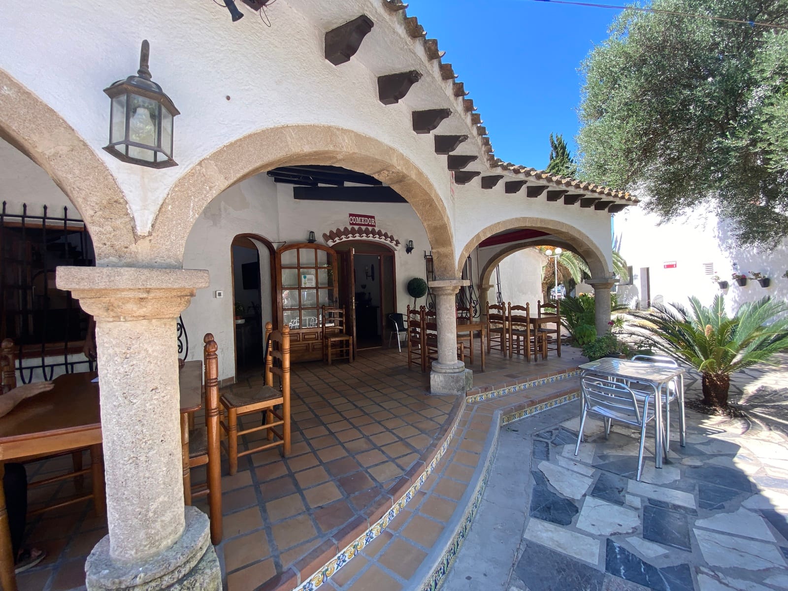 Restaurante con piscina, gran parcela en excelente ubicación, vivienda, garaje y más.