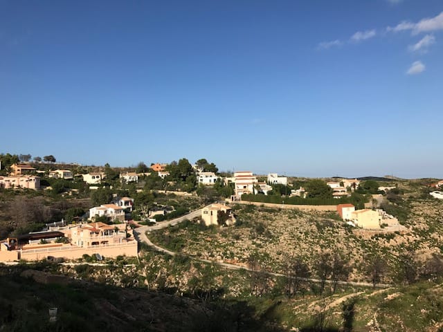 Parcela privada en un lugar soleado y con impresionantes vistas al mar