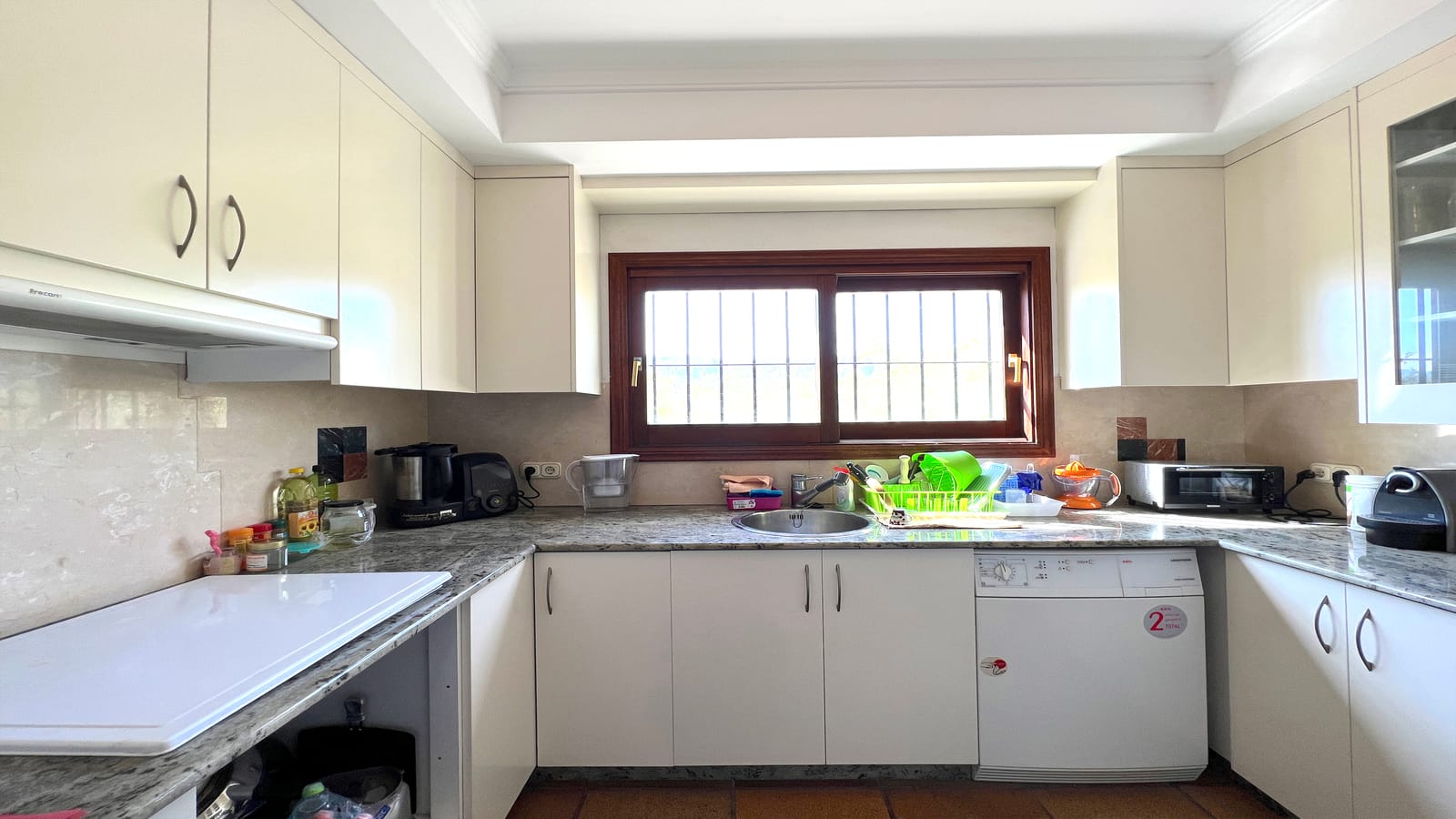 Villa de 4 dormitorios con una gran terraza XXL, gran piscina, casa de barbacoa con una cocina de verano, jardín con árboles frutales.