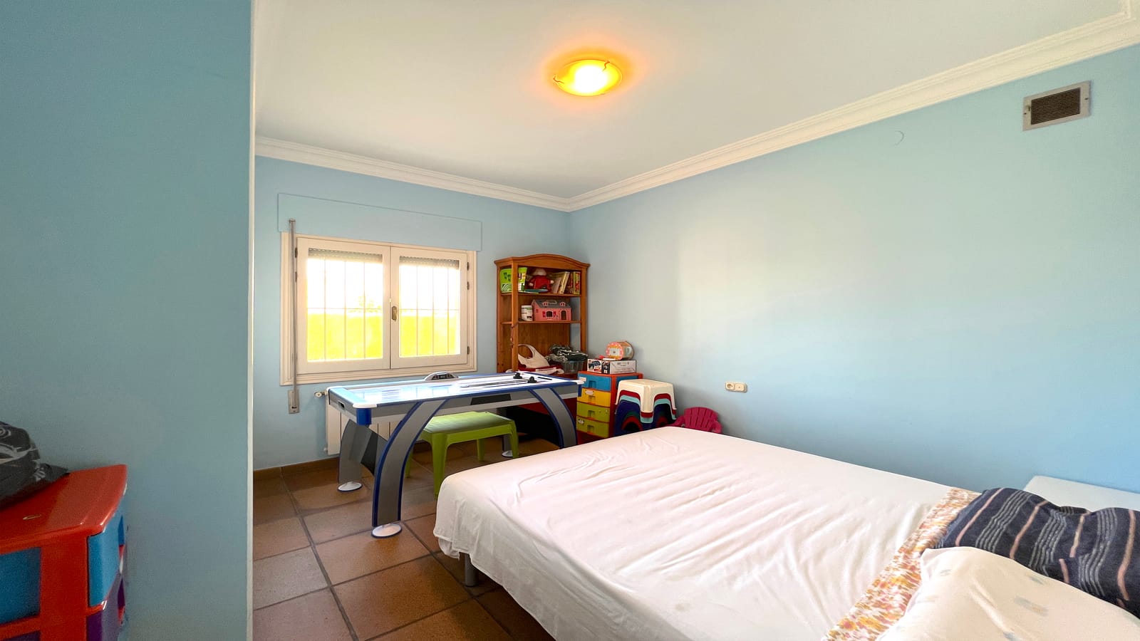 Villa de 4 dormitorios con una gran terraza XXL, gran piscina, casa de barbacoa con una cocina de verano, jardín con árboles frutales.
