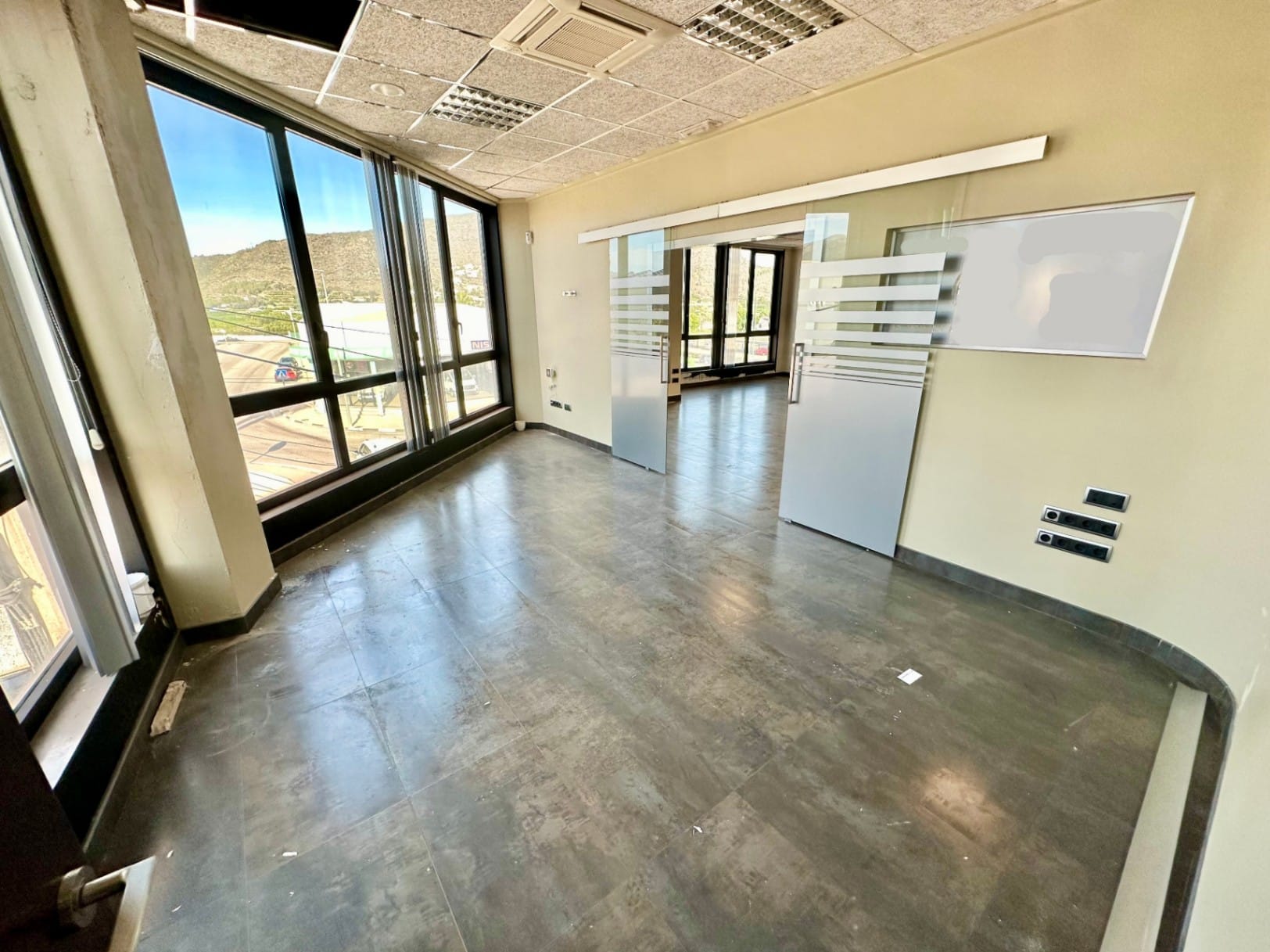 Local con oficinas en Pego