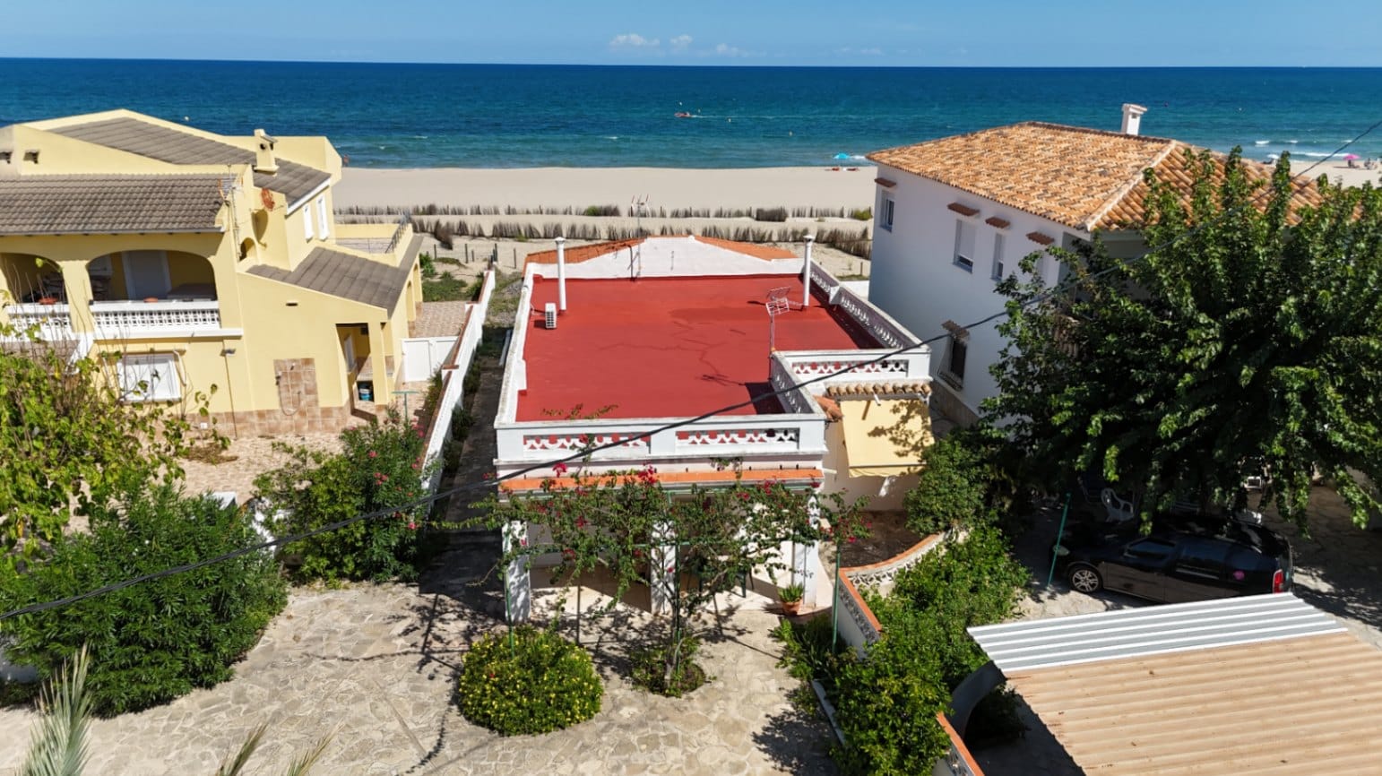 Chalet con 2 viviendas en 1ª linea de playa en Denia