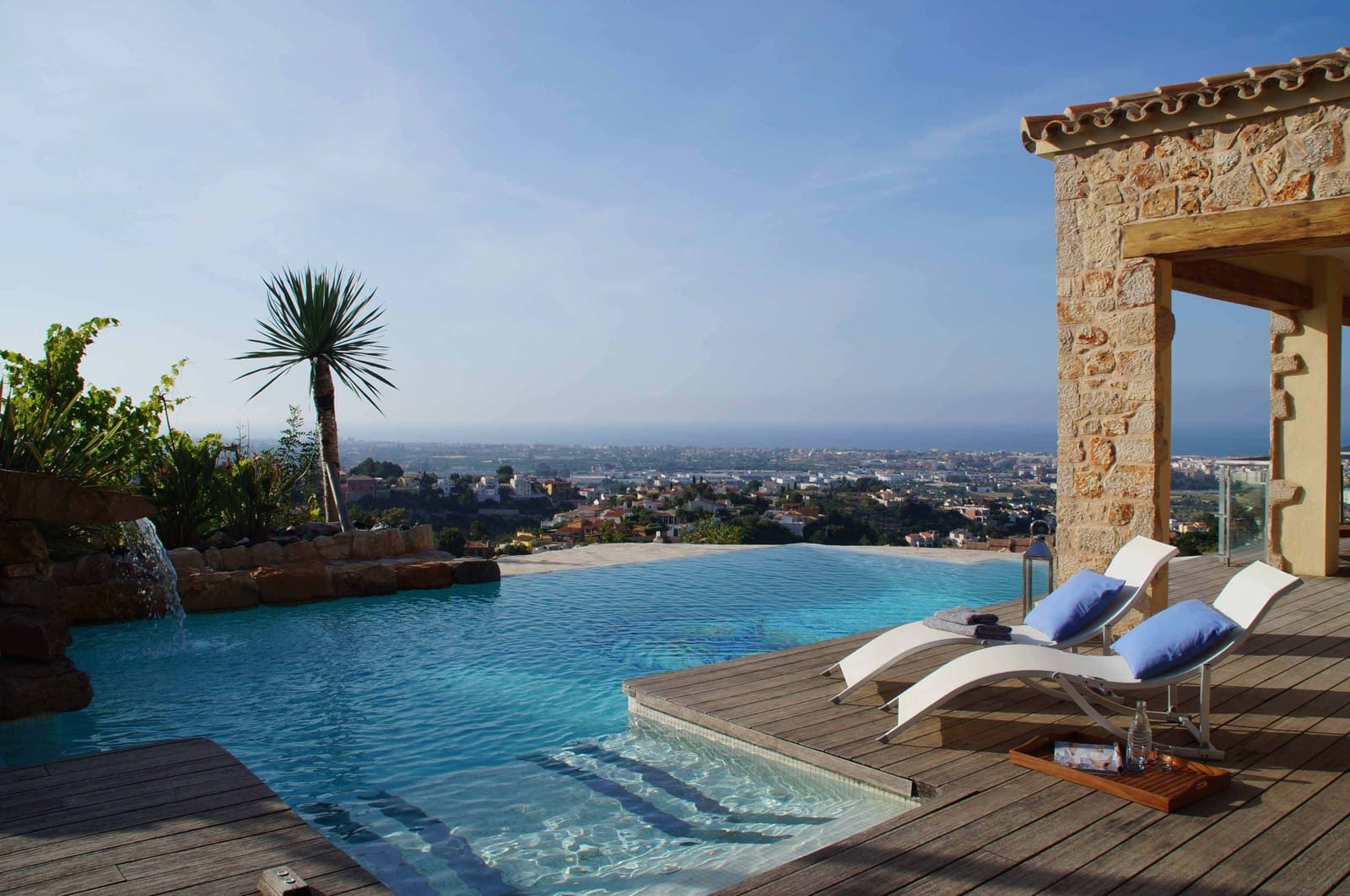 Chalet moderno combinado con estilo rústico en Denia con vistas al mar espectaculares