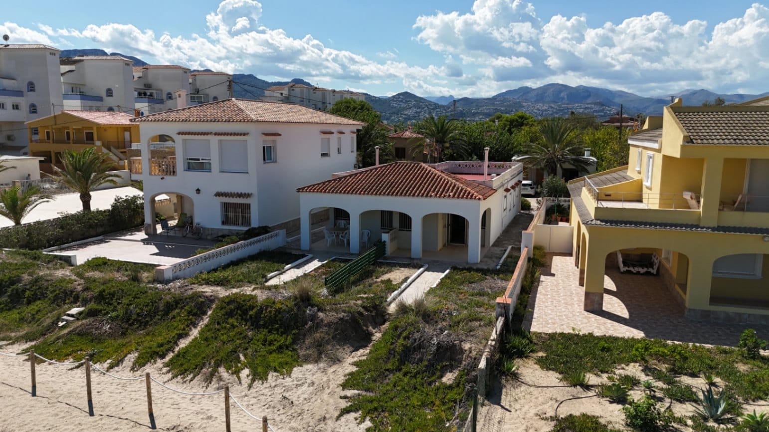 Chalet con 2 viviendas en 1ª linea de playa en Denia