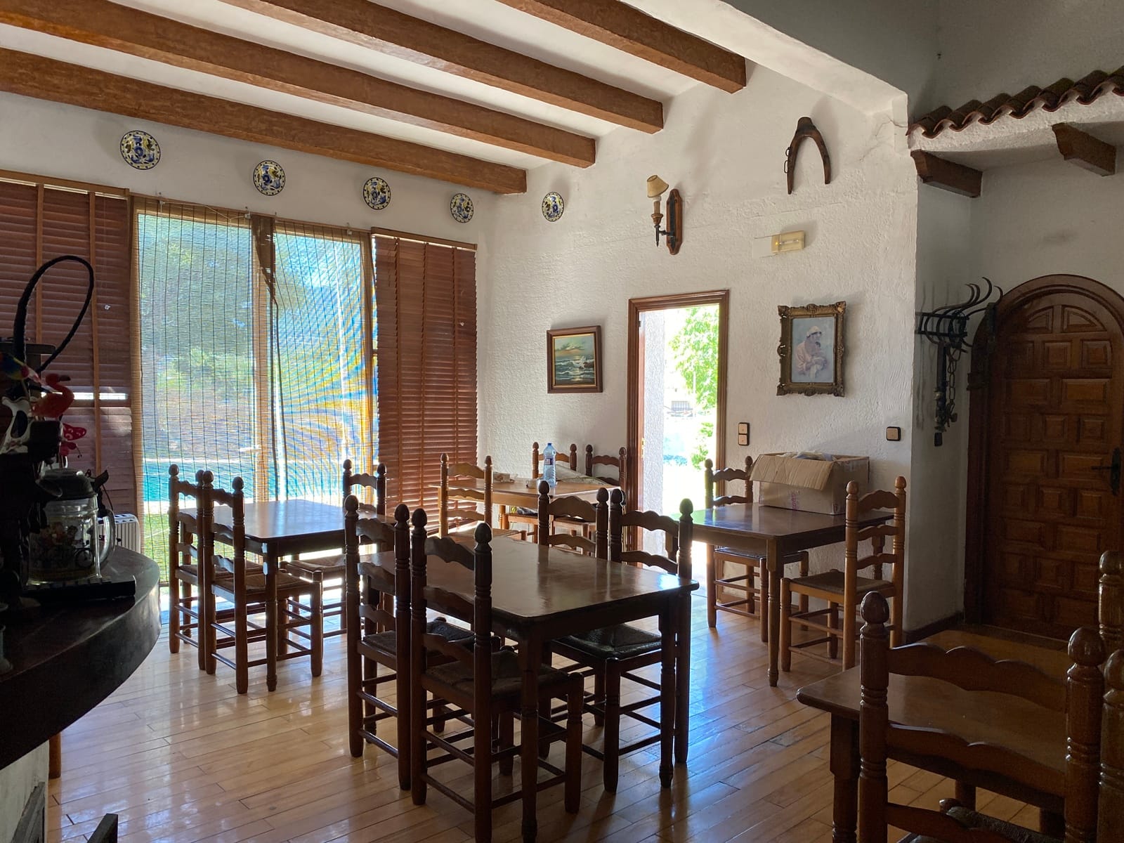 Restaurante con piscina, gran parcela en excelente ubicación, vivienda, garaje y más.