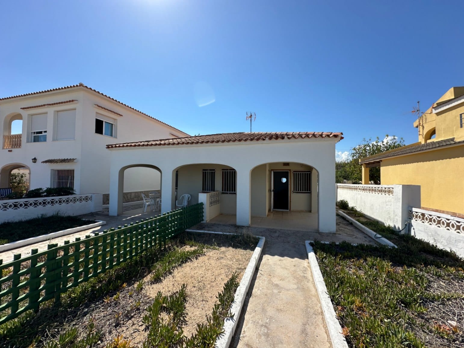 Chalet con 2 viviendas en 1ª linea de playa en Denia