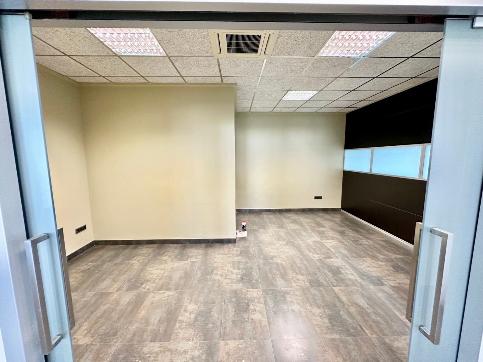 Local con oficinas en Pego
