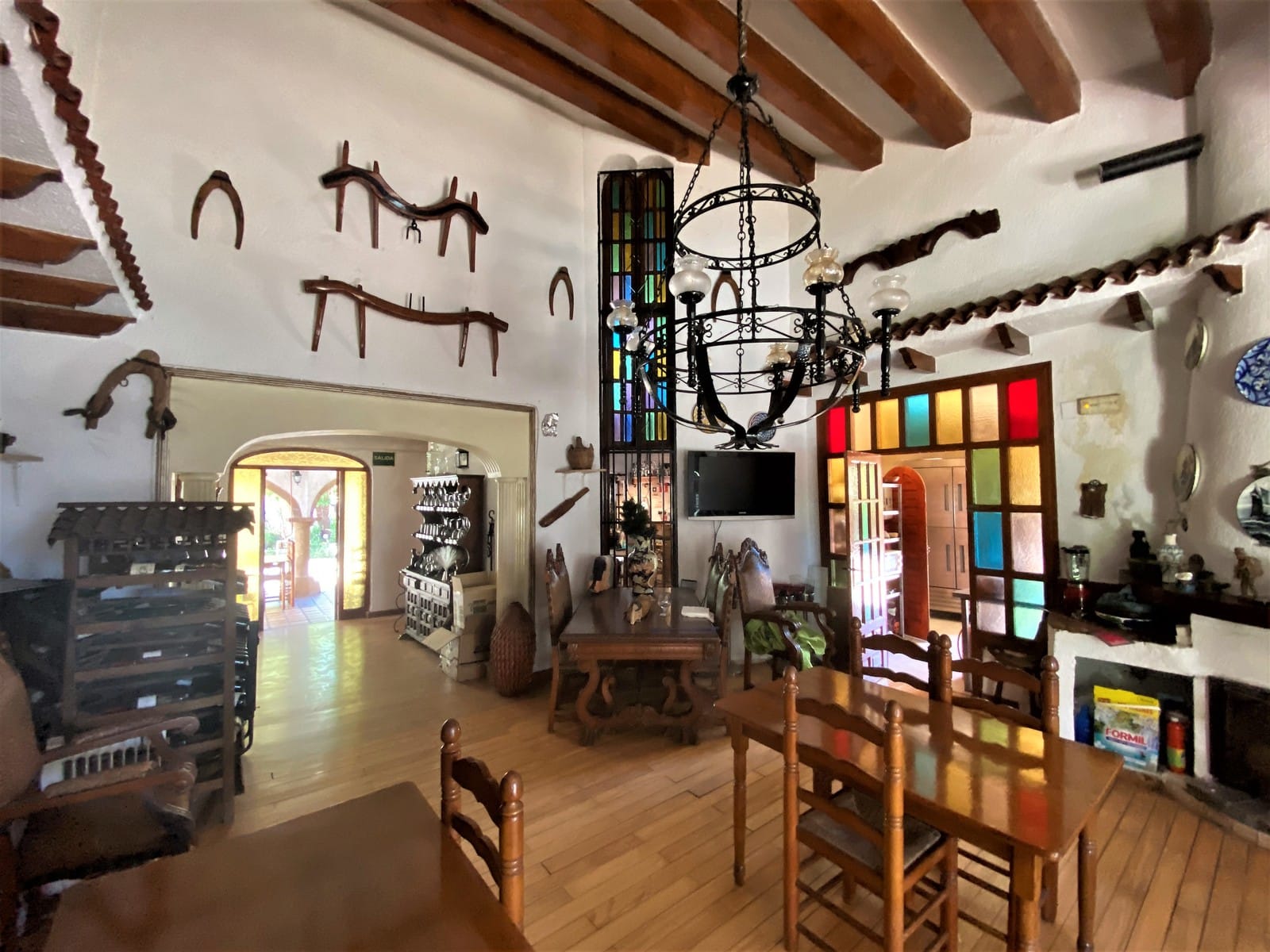 Restaurante con piscina, gran parcela en excelente ubicación, vivienda, garaje y más.