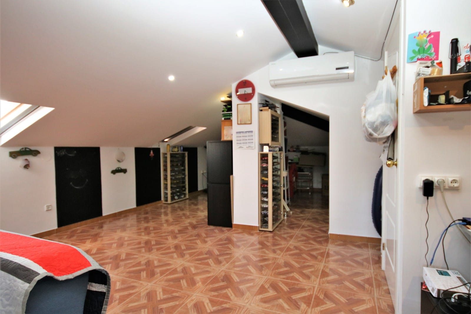 Espectacular Villa de 4 dormitorios con piscina de grandes dimensiones en una parcela muy privada y cerca de la playa