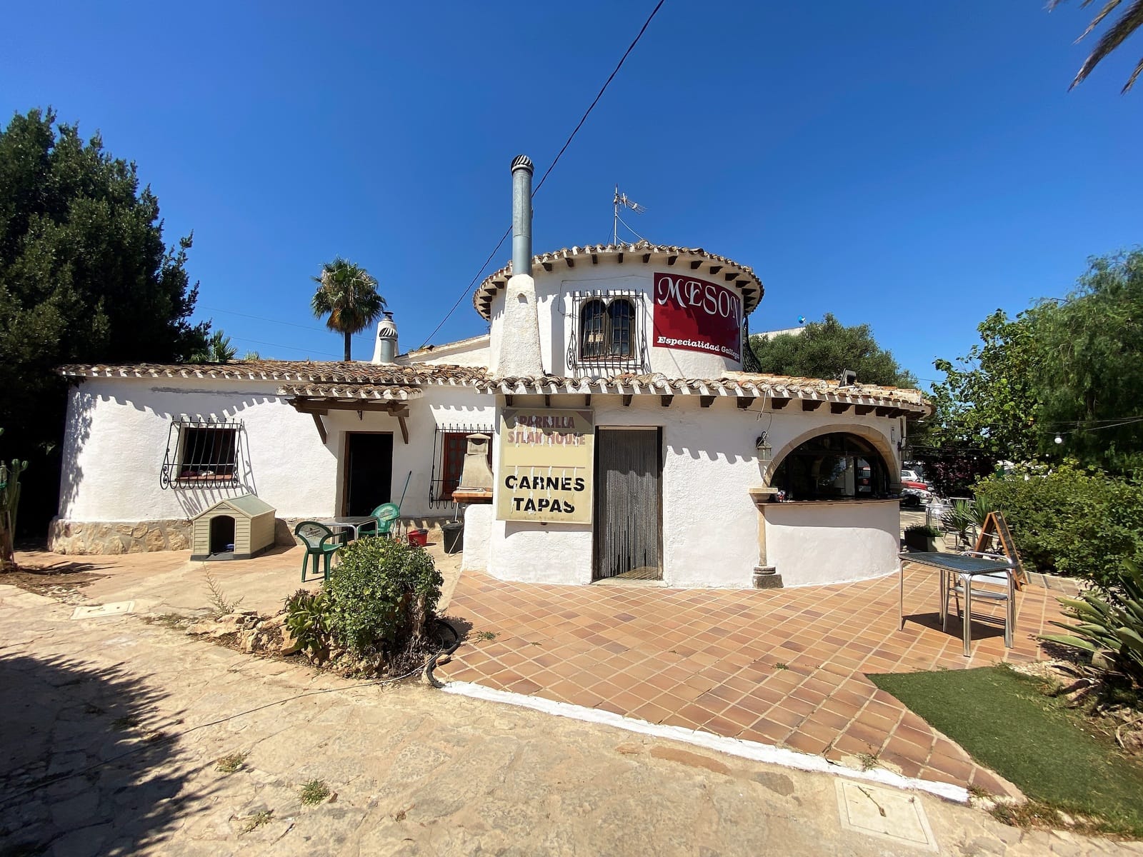 Restaurante con piscina, gran parcela en excelente ubicación, vivienda, garaje y más.