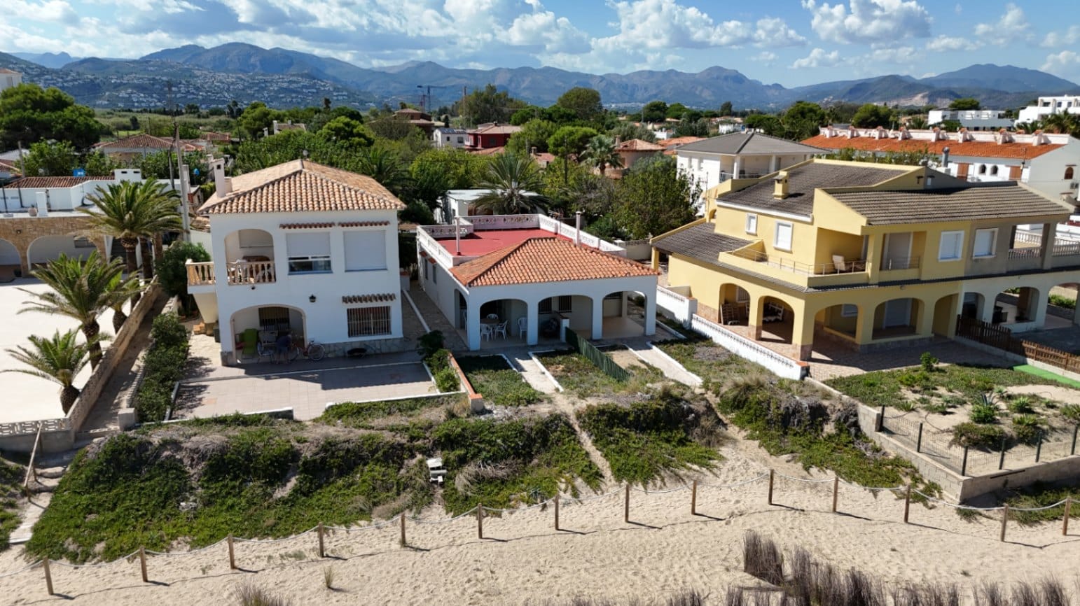Chalet con 2 viviendas en 1ª linea de playa en Denia