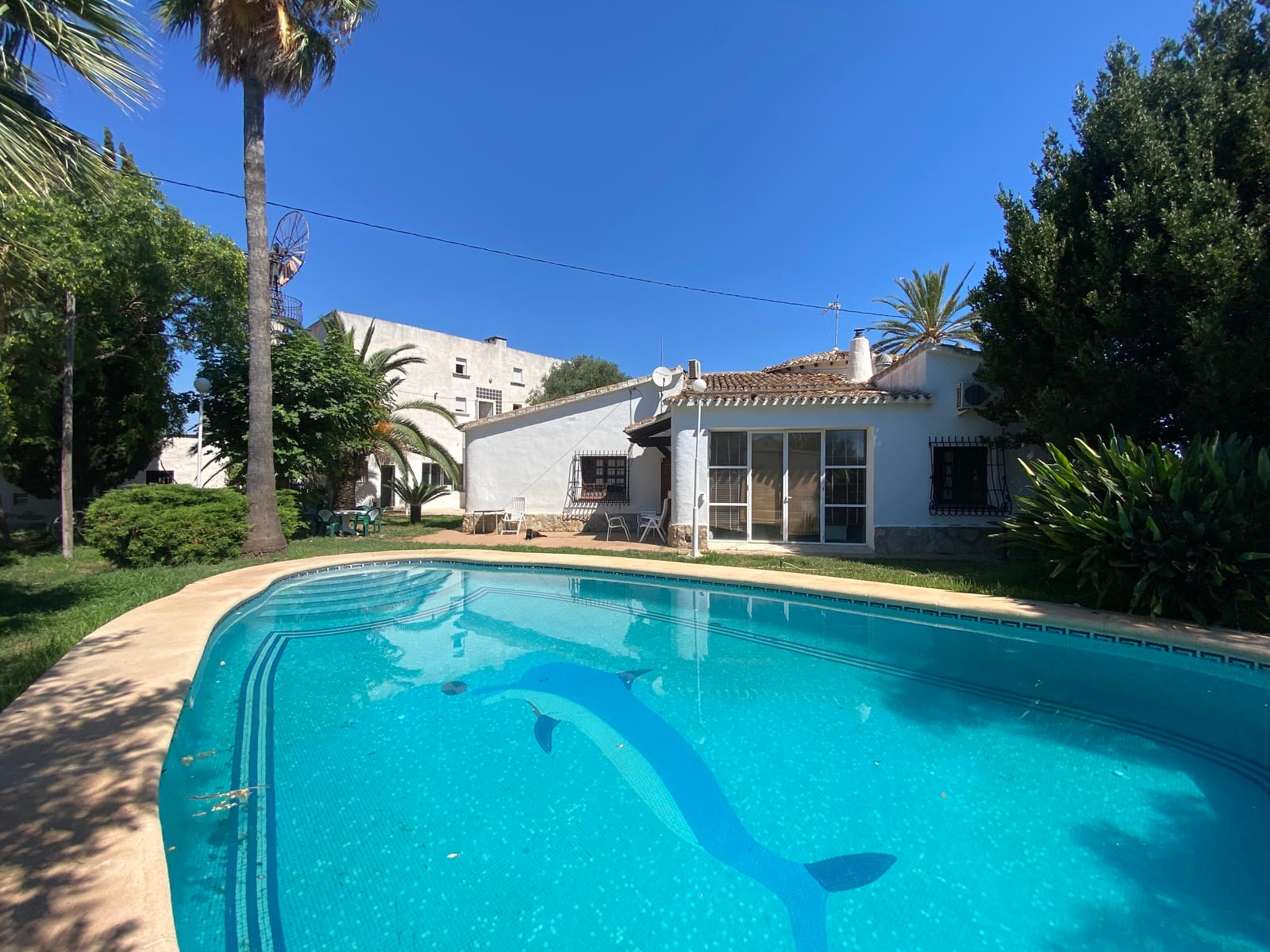 Restaurante con piscina, gran parcela en excelente ubicación, vivienda, garaje y más.
