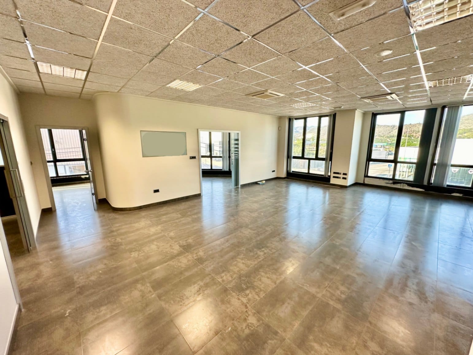 Local con oficinas en Pego