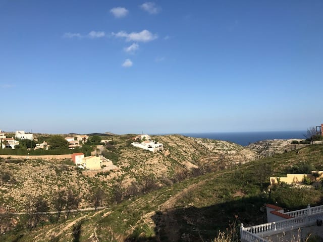 Parcela privada en un lugar soleado y con impresionantes vistas al mar