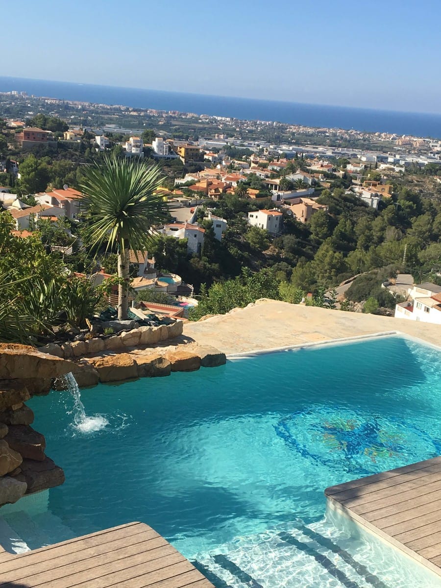 Chalet moderno combinado con estilo rústico en Denia con vistas al mar espectaculares