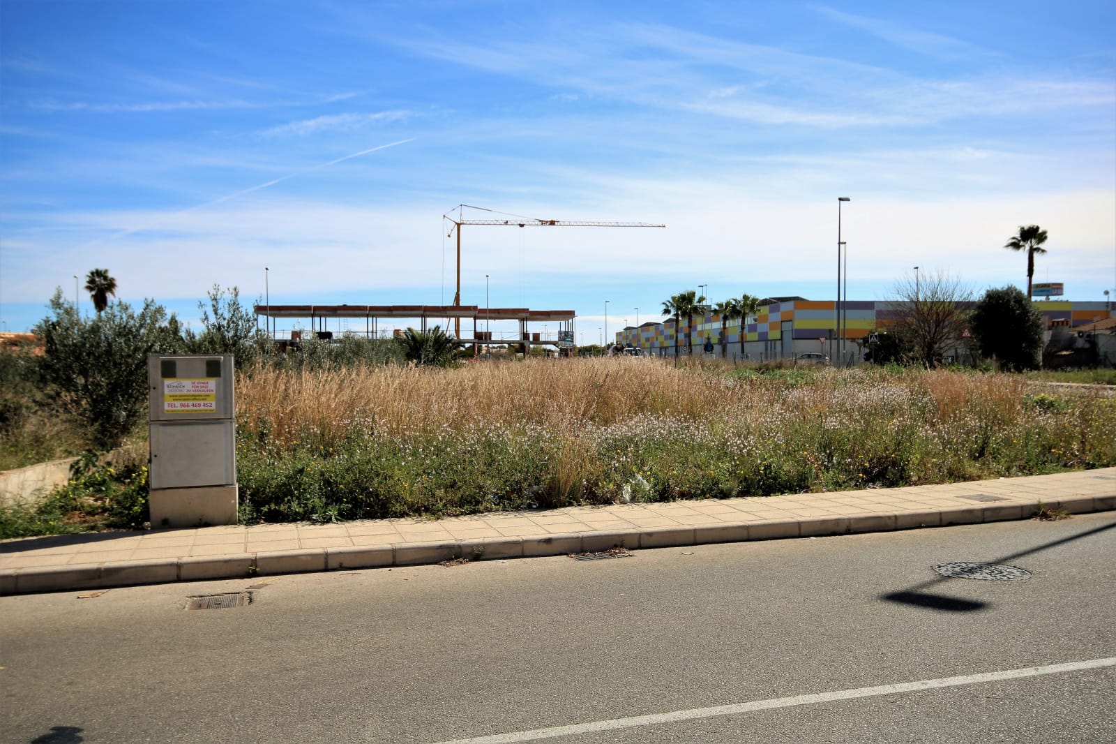 Parcela esquinera con un 50% de edificabilidad para construir vivienda unifamiliar aislada, pareada, agrupada y en hilera.