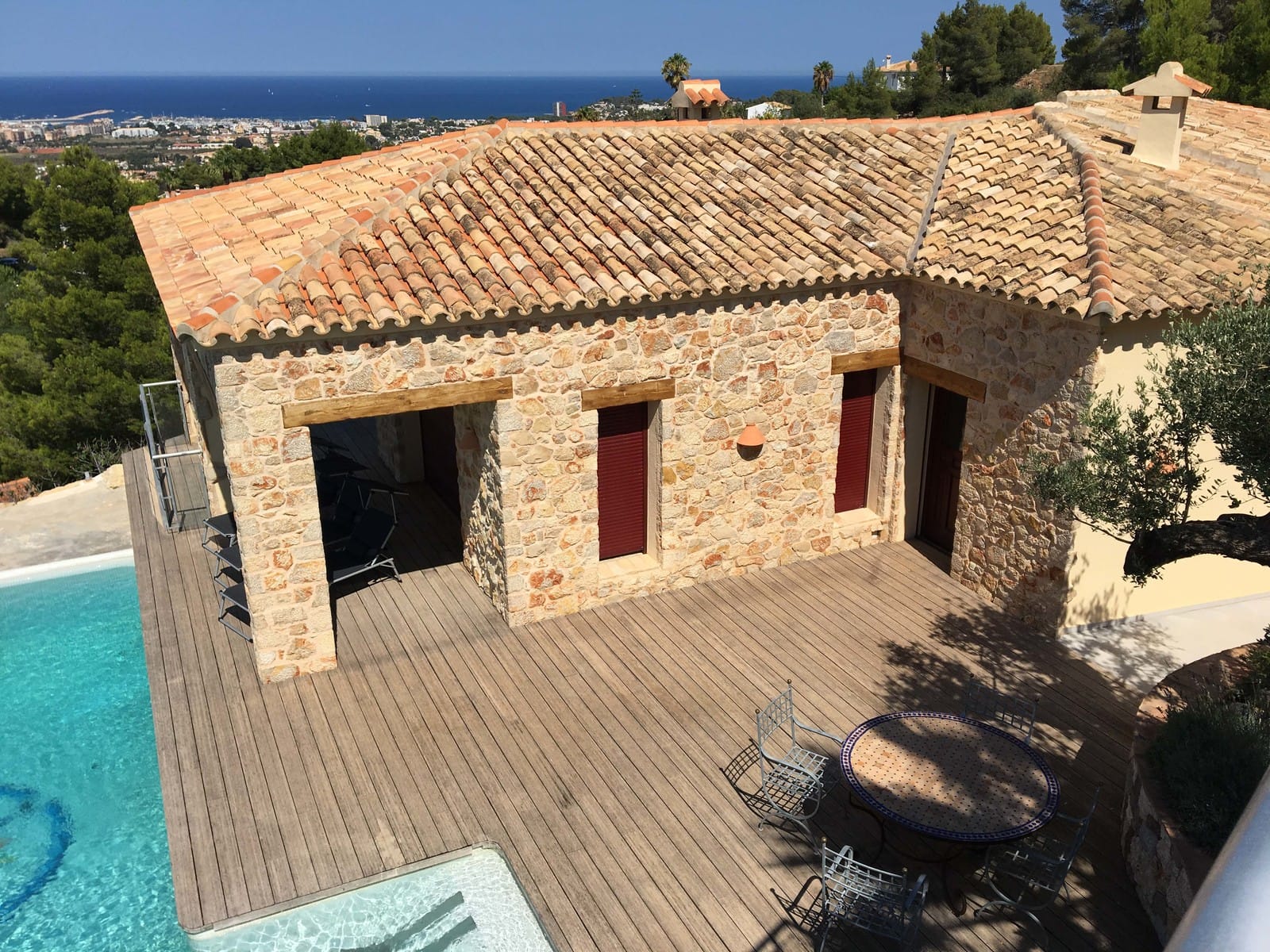 Chalet moderno combinado con estilo rústico en Denia con vistas al mar espectaculares