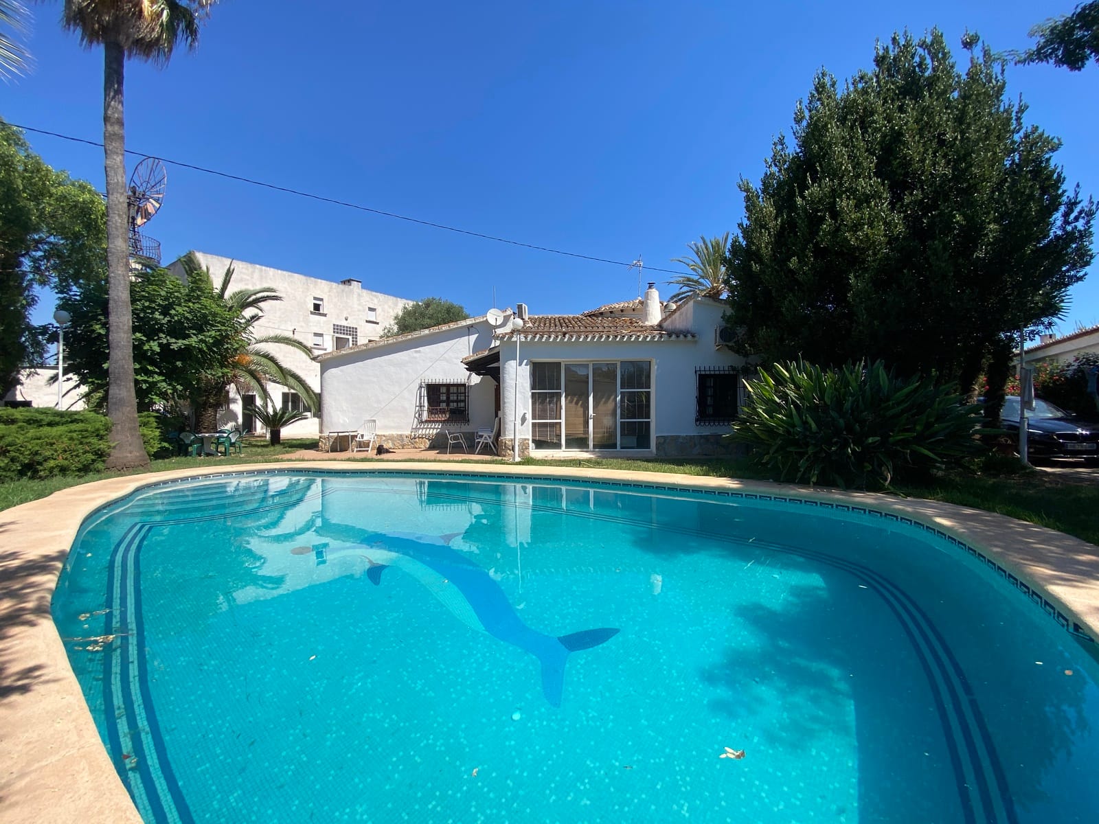 Restaurante con piscina, gran parcela en excelente ubicación, vivienda, garaje y más.
