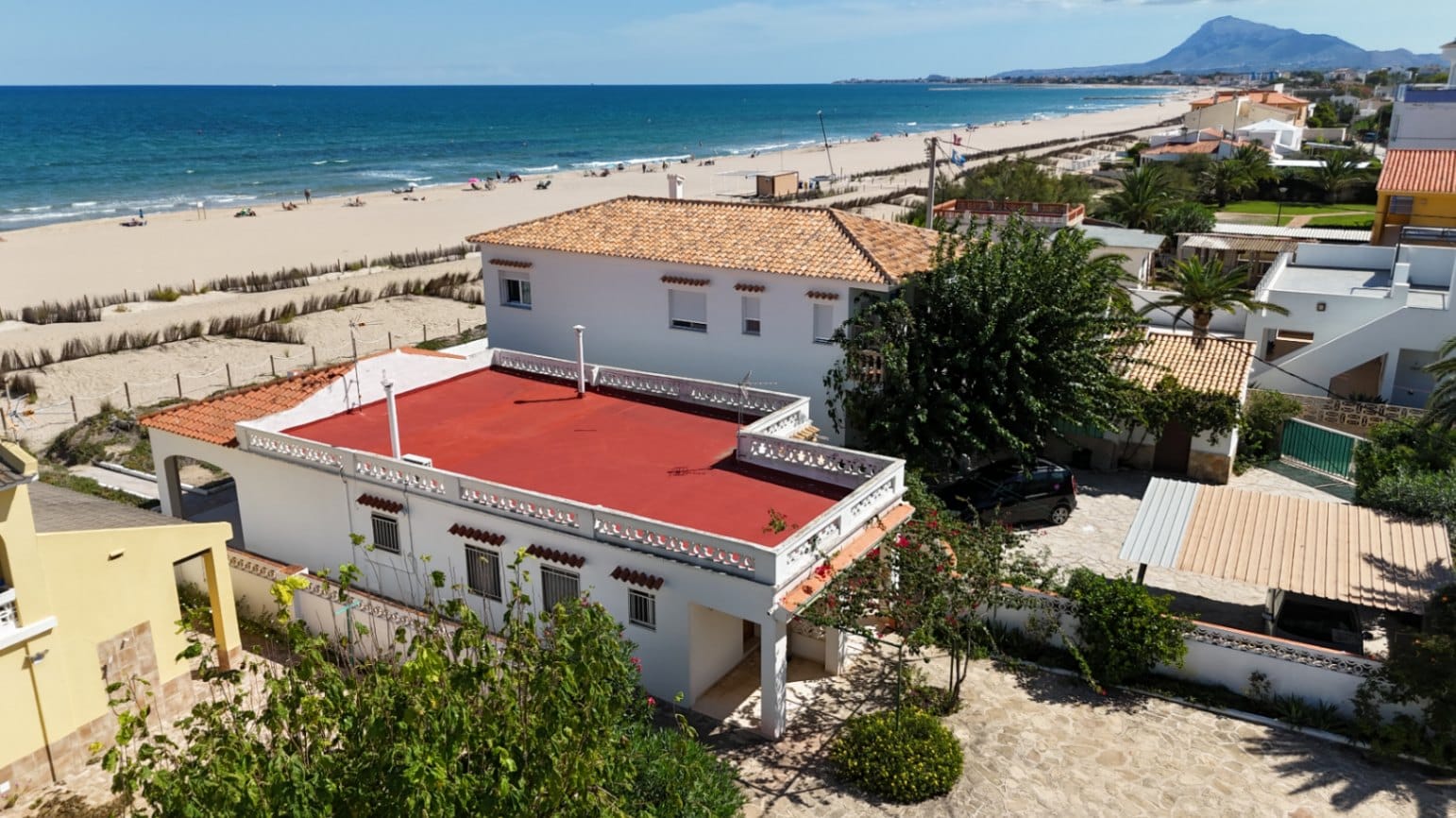 Chalet con 2 viviendas en 1ª linea de playa en Denia