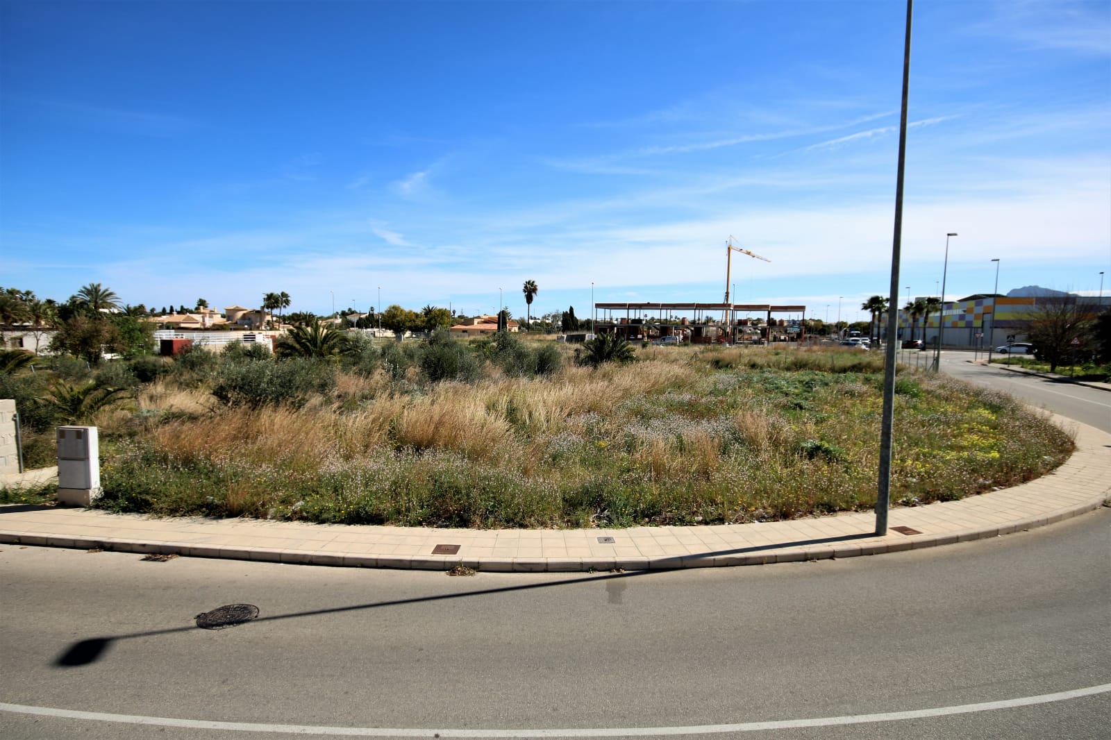 Parcela esquinera con un 50% de edificabilidad para construir vivienda unifamiliar aislada, pareada, agrupada y en hilera.
