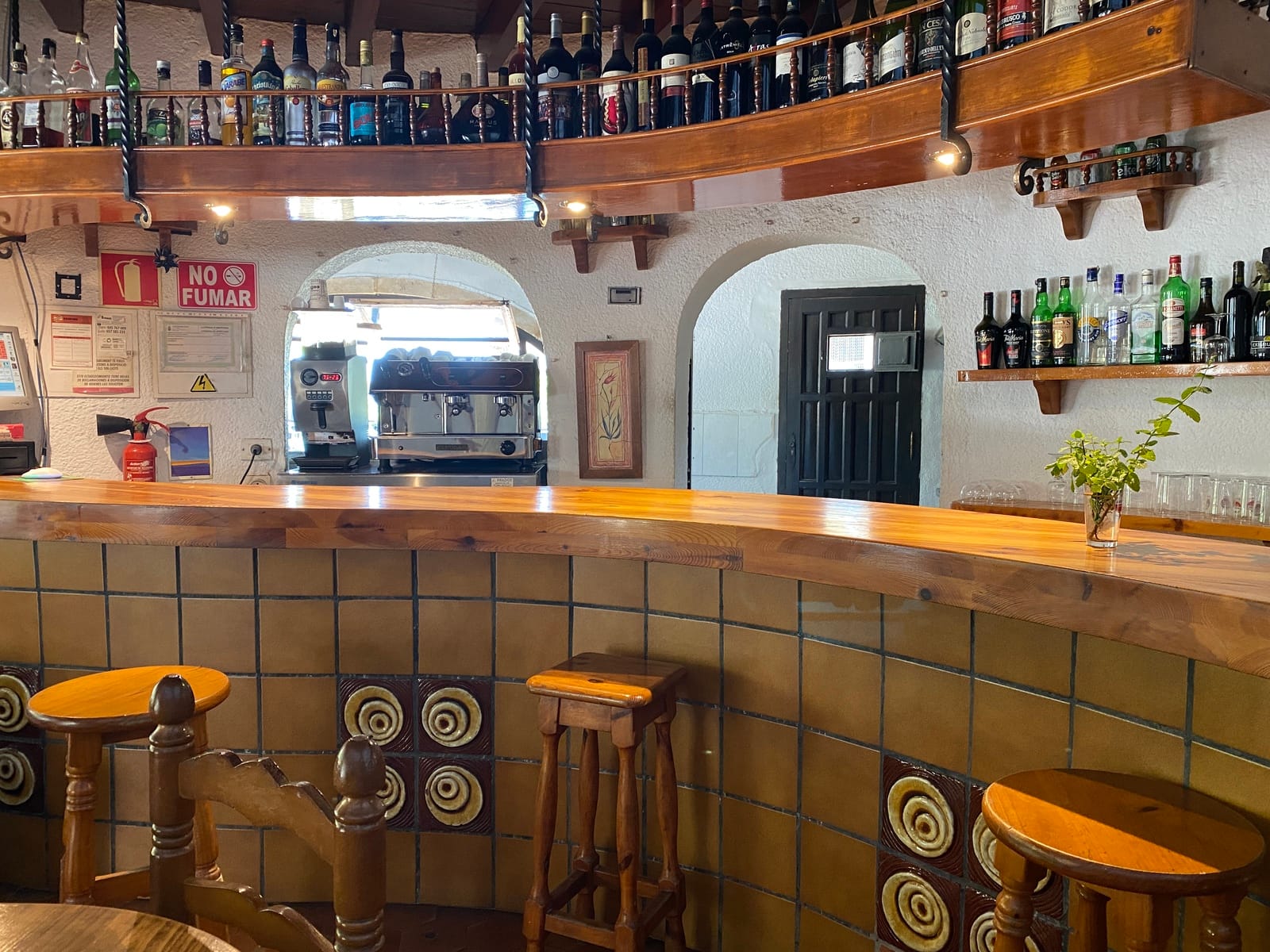Restaurante con piscina, gran parcela en excelente ubicación, vivienda, garaje y más.
