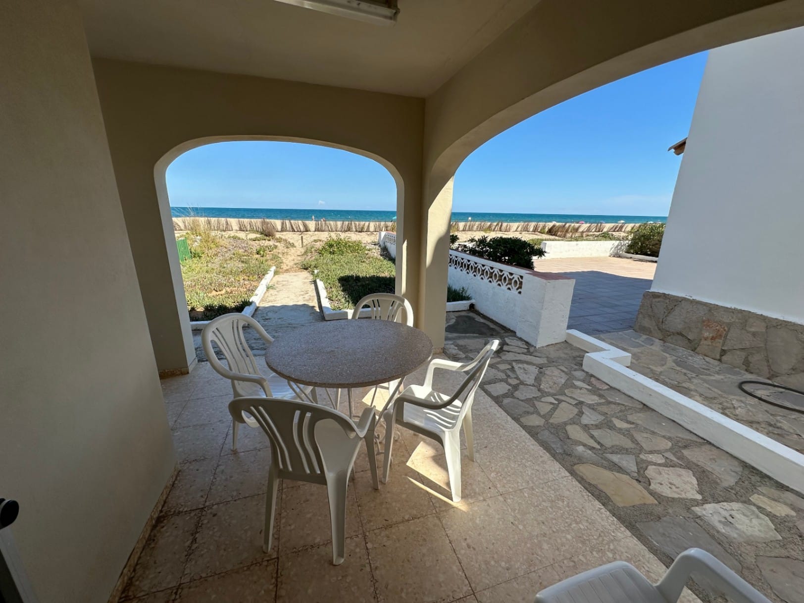 Chalet con 2 viviendas en 1ª linea de playa en Denia