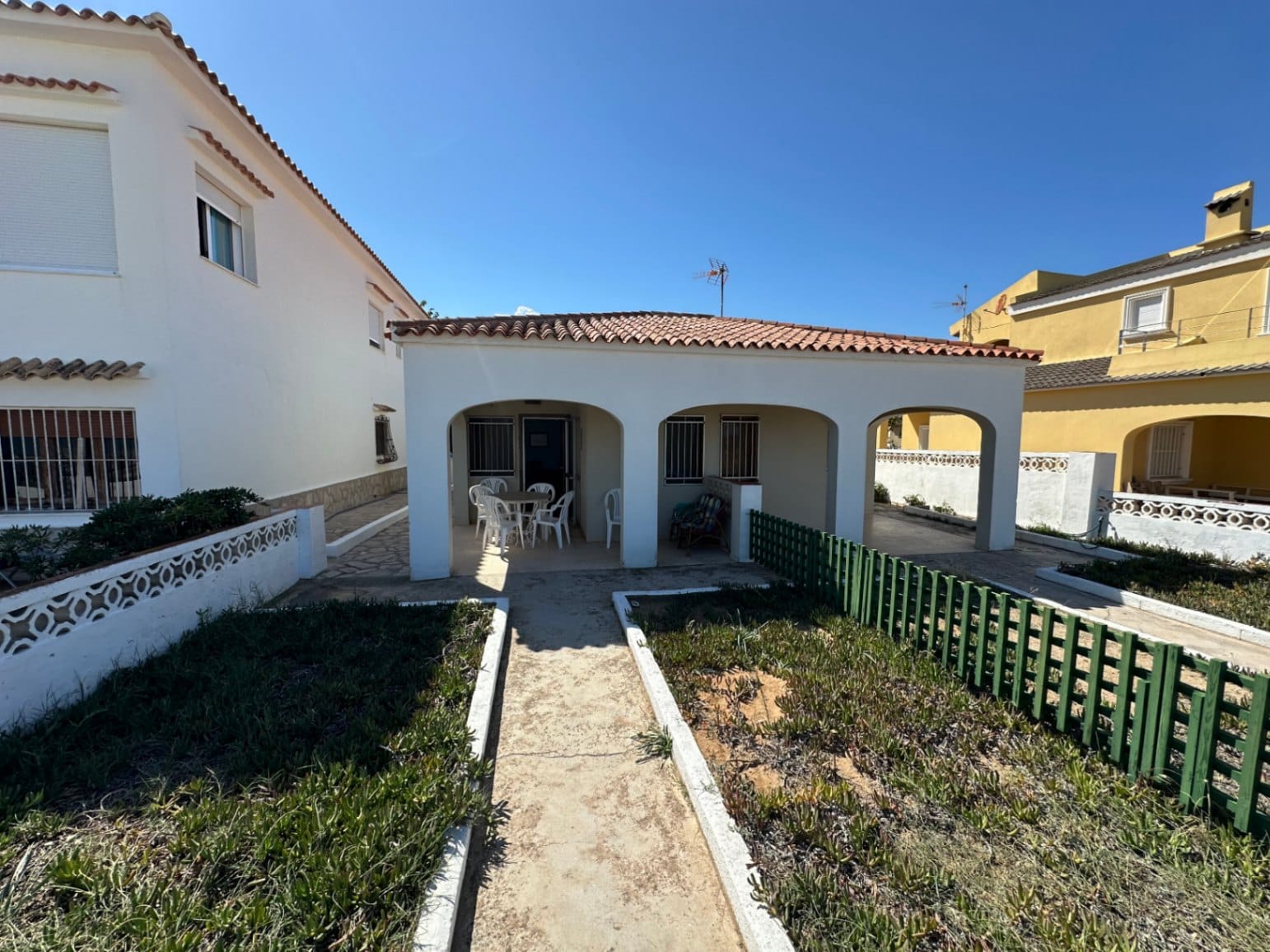 Chalet con 2 viviendas en 1ª linea de playa en Denia