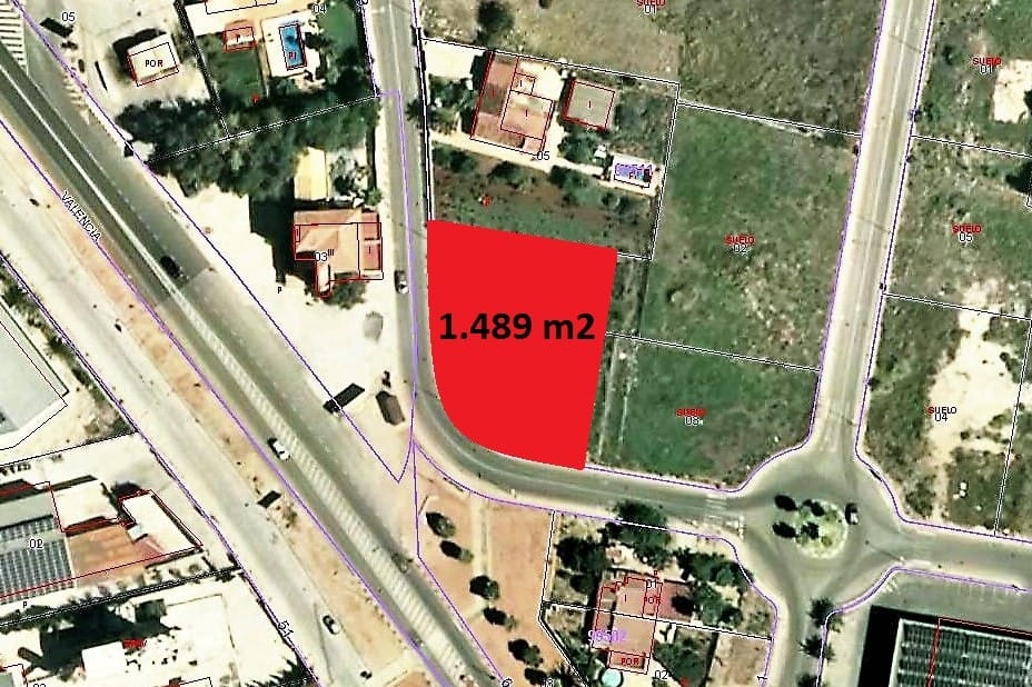 Parcela esquinera con un 50% de edificabilidad para construir vivienda unifamiliar aislada, pareada, agrupada y en hilera.