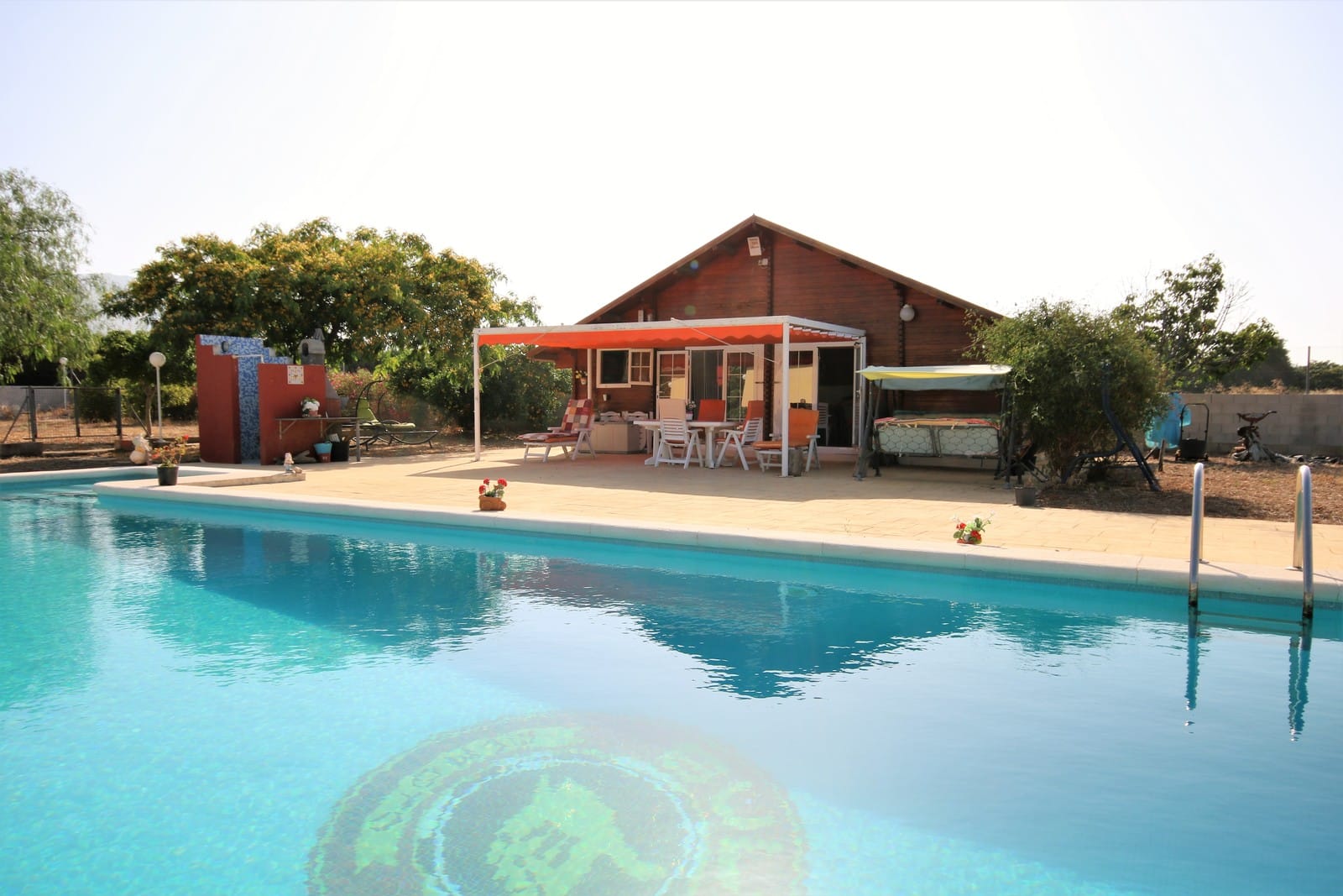 Espectacular Villa de 4 dormitorios con piscina de grandes dimensiones en una parcela muy privada y cerca de la playa