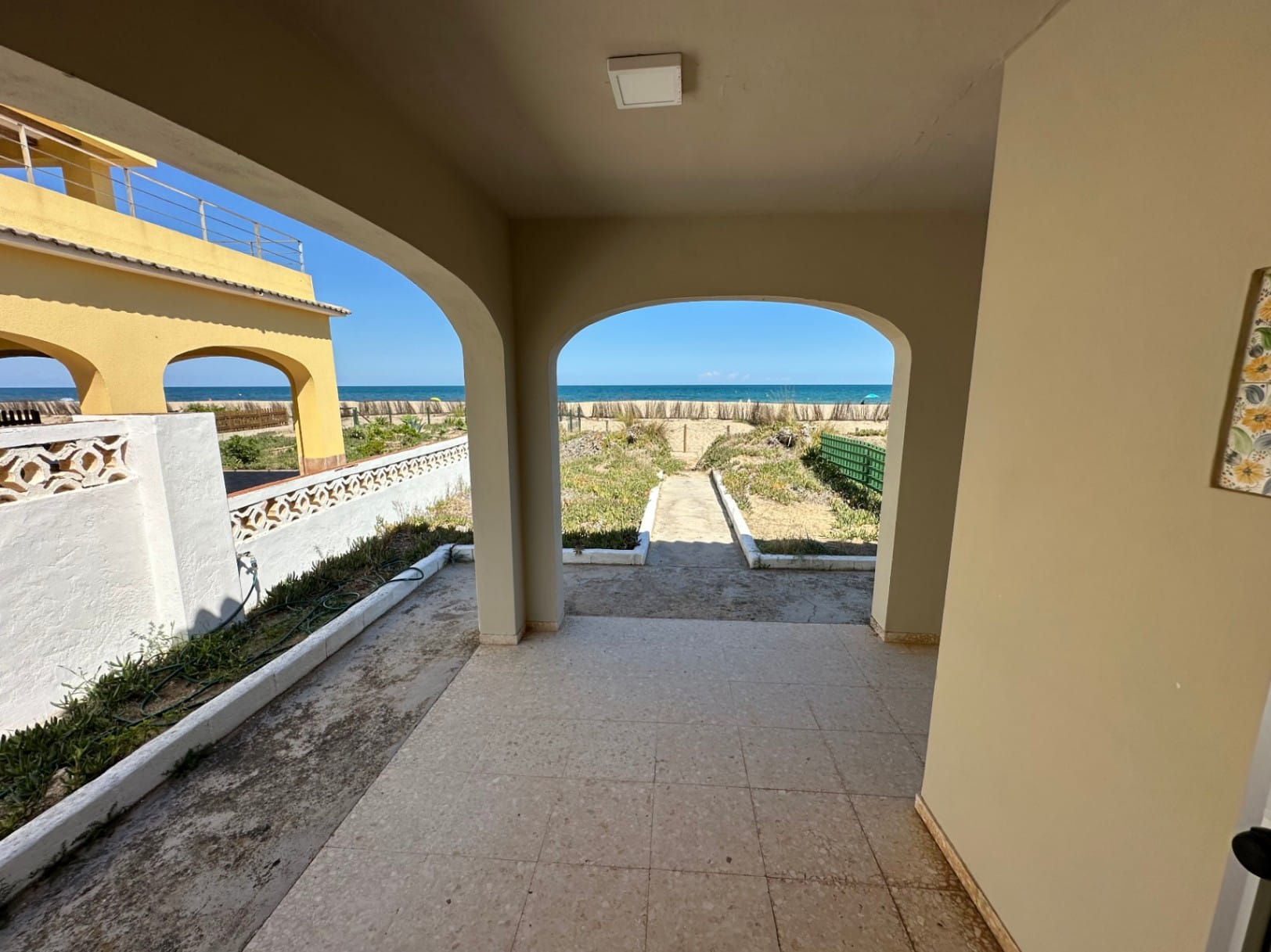 Chalet con 2 viviendas en 1ª linea de playa en Denia