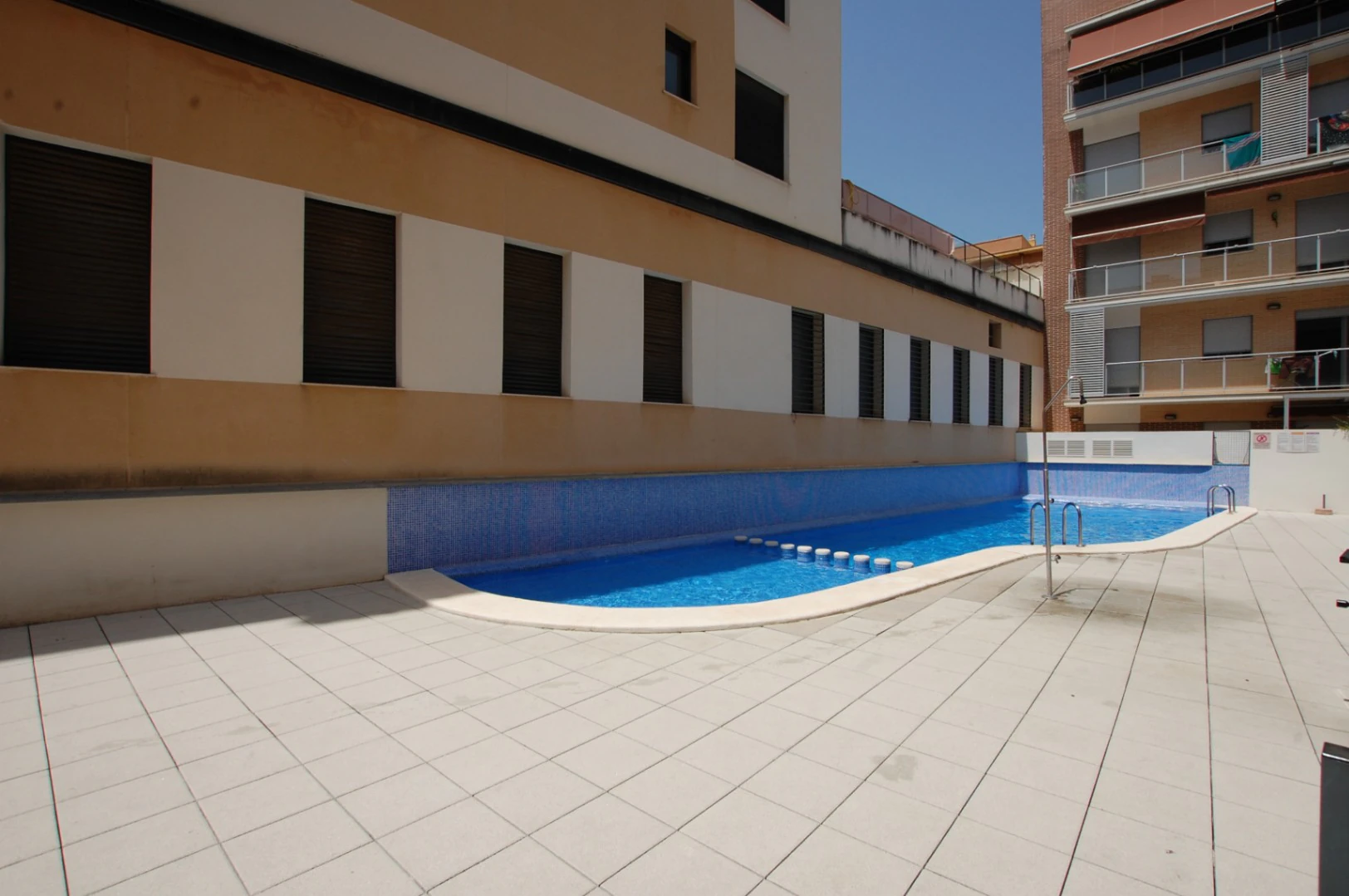 Piso en venta de 2 dormitorios en Pego, Alicante con piscina.