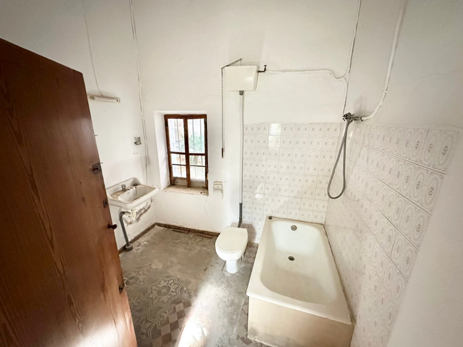 Casa de pueblo con más de 100 años de historia en el casco antiguo de Pego