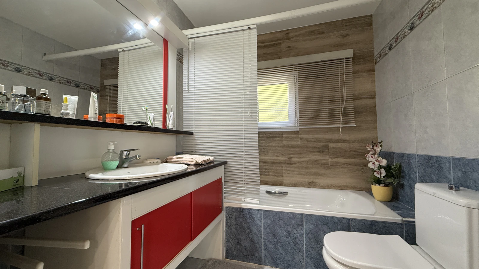 Grande villa sur un terrain d’angle avec piscine et double garage, dans un emplacement de premier choix à Benissa Montemar