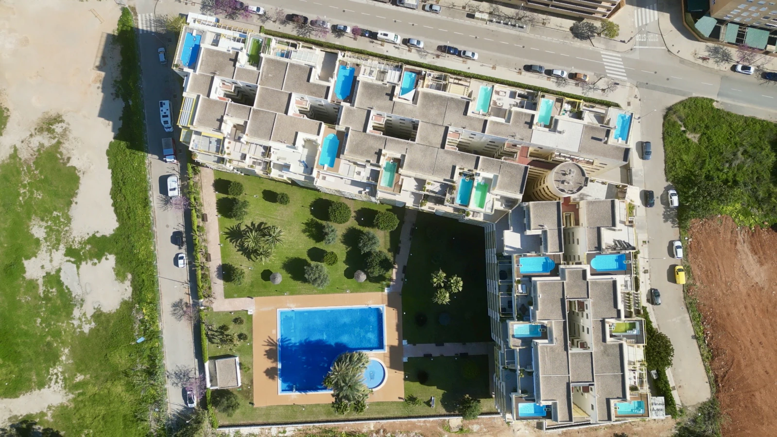 Exklusives Duplex-Penthouse mit 4 Schlafzimmern und privatem Pool auf der Dachterrasse