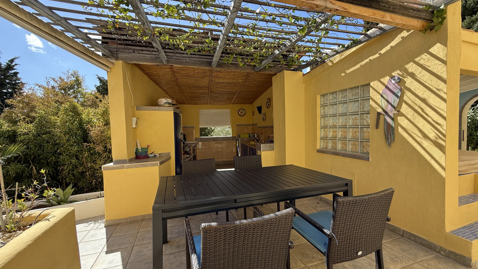 Grande villa sur un terrain d’angle avec piscine et double garage, dans un emplacement de premier choix à Benissa Montemar