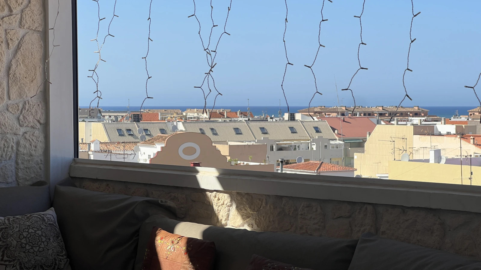 Renoviertes Penthouse mit 50 m Terrasse, Meer und Burgblick