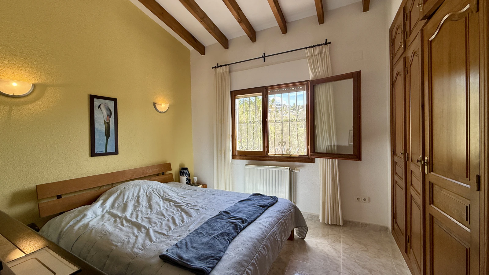 Gelijkvloerse, volledig uitgeruste villa met 3 slaapkamers, zon en privacy