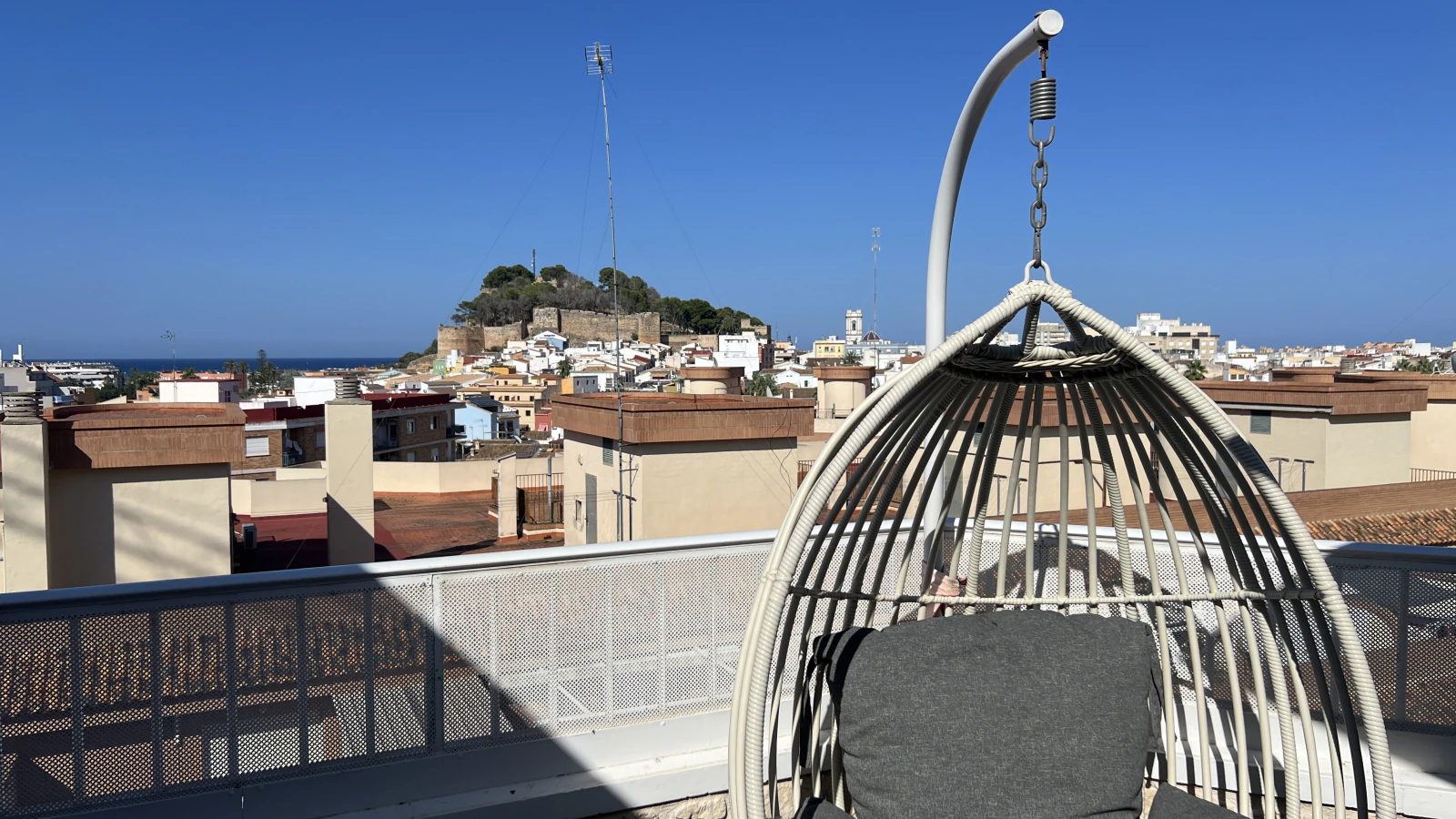 Renoviertes Penthouse mit 50 m Terrasse, Meer und Burgblick