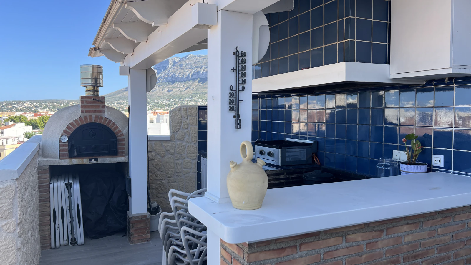 Renoviertes Penthouse mit 50 m Terrasse, Meer und Burgblick