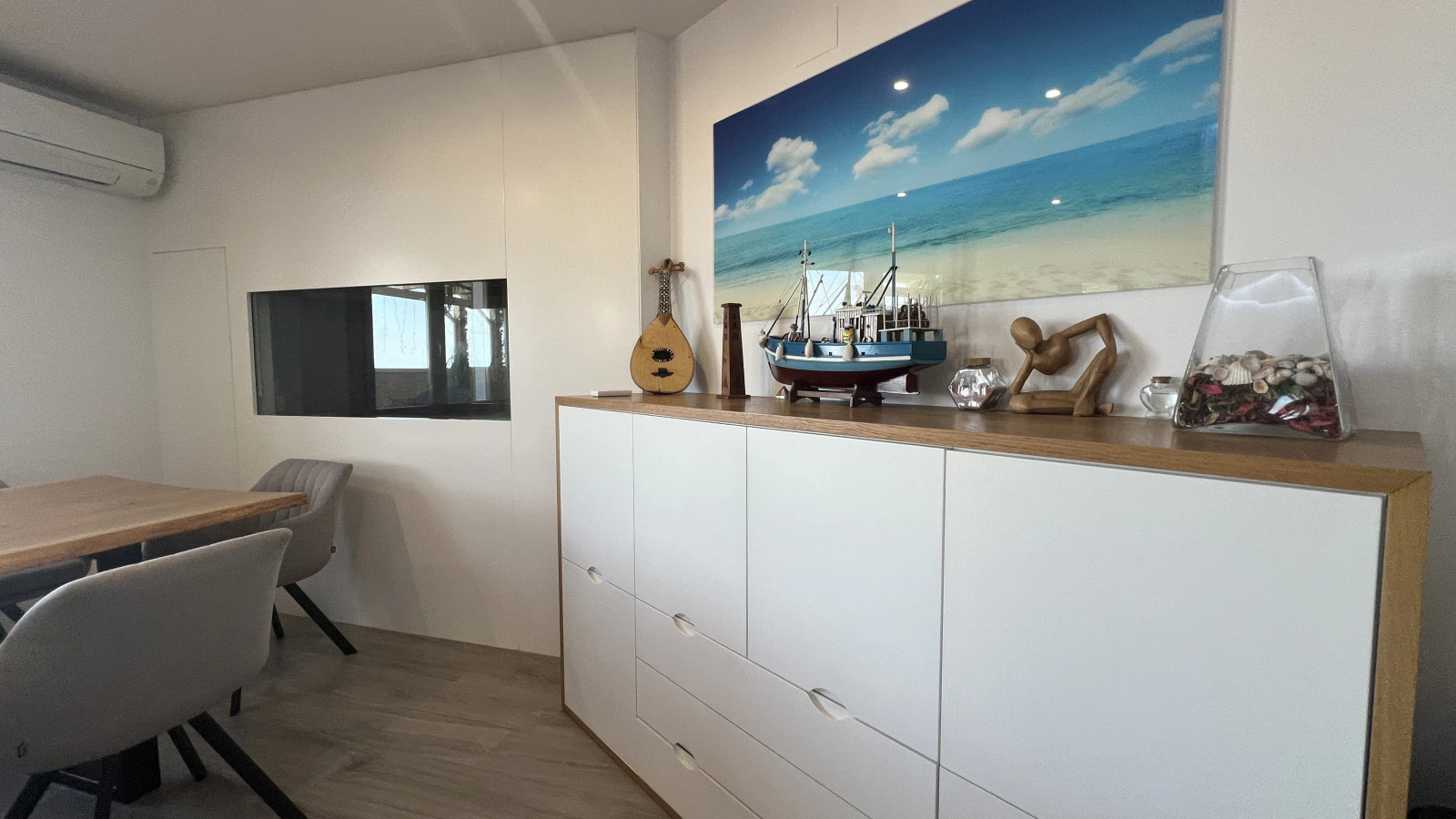 Renoviertes Penthouse mit 50 m Terrasse, Meer und Burgblick