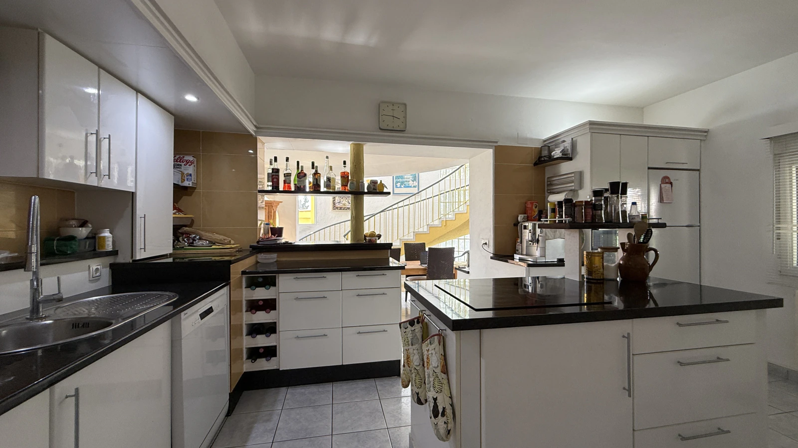 Grande villa sur un terrain d’angle avec piscine et double garage, dans un emplacement de premier choix à Benissa Montemar