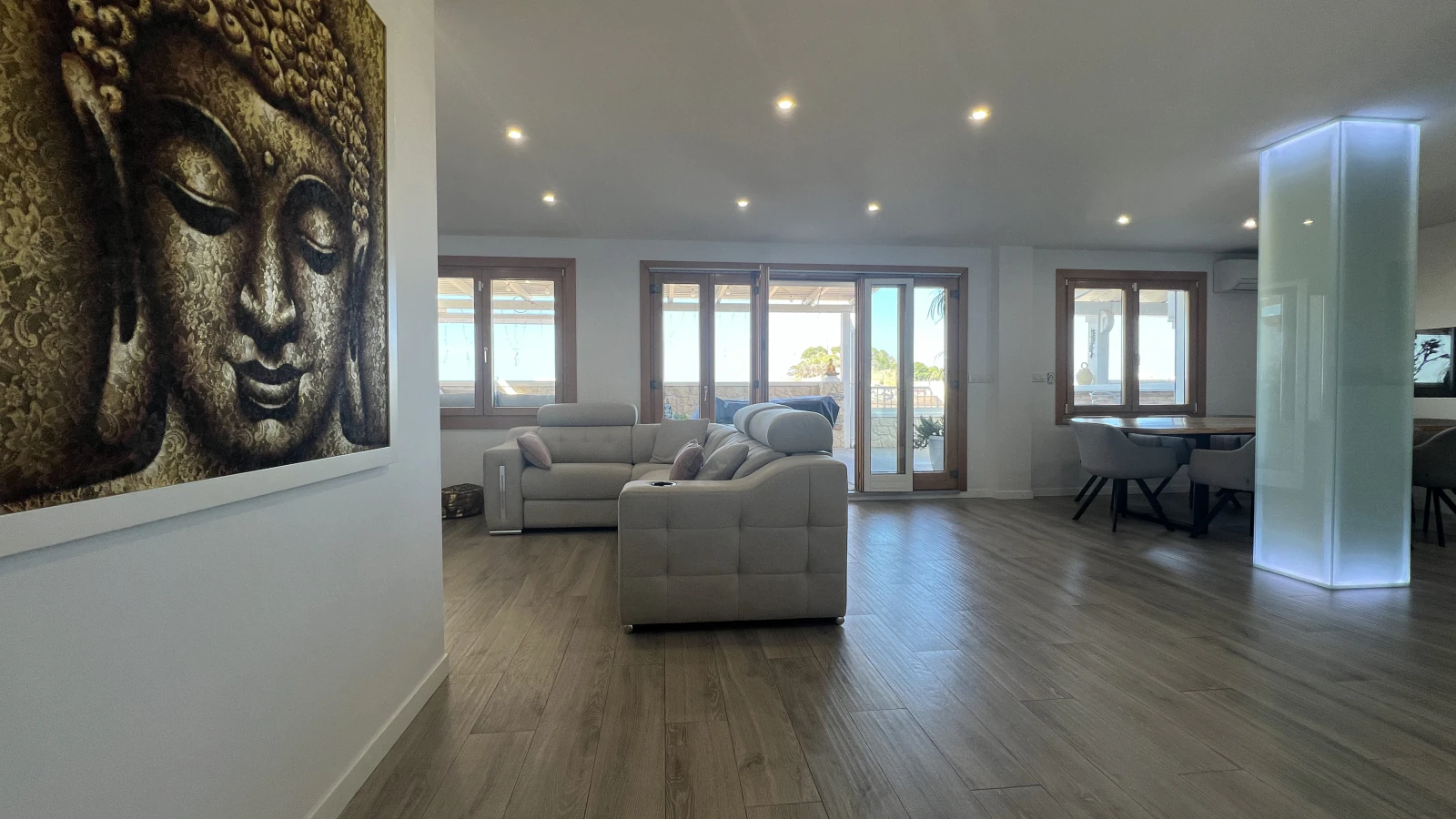 Renoviertes Penthouse mit 50 m Terrasse, Meer und Burgblick