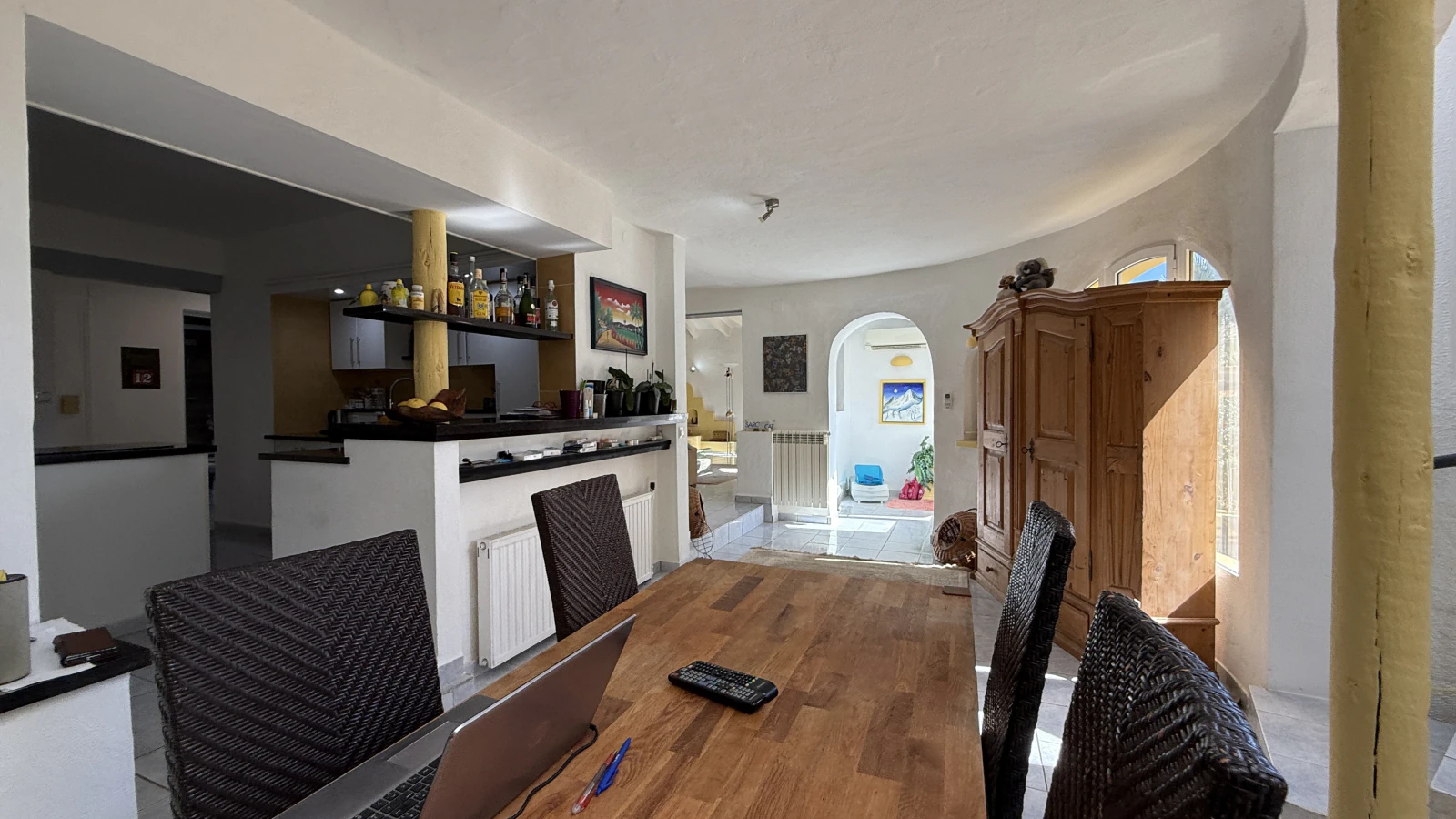 Grande villa sur un terrain d’angle avec piscine et double garage, dans un emplacement de premier choix à Benissa Montemar