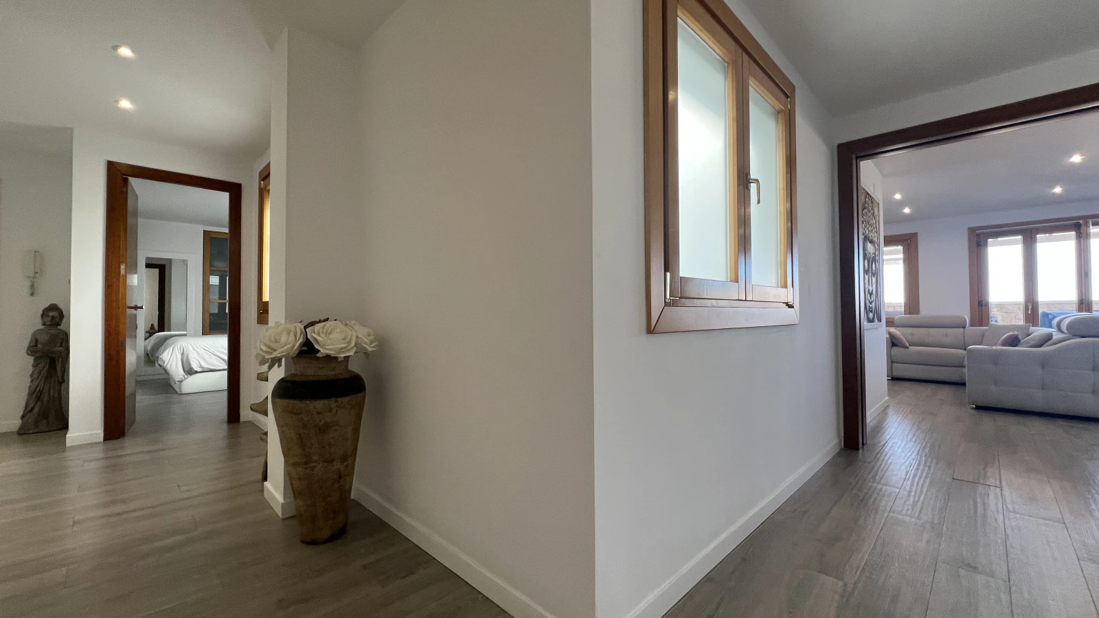 Renoviertes Penthouse mit 50 m Terrasse, Meer und Burgblick