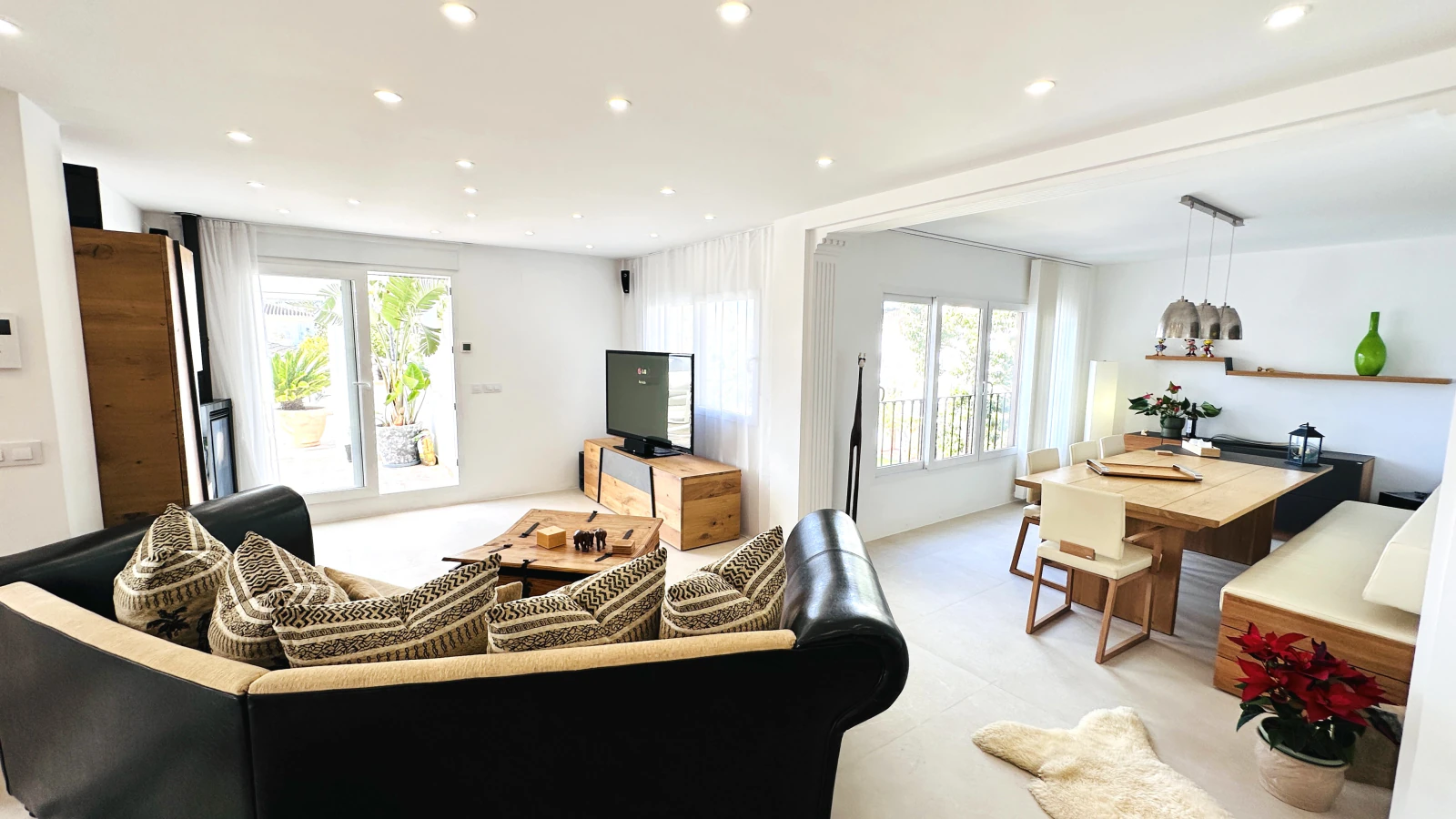 Außergewöhnlich schöne, komplett neu renovierte Penthousewohnung mit 3 Terrassen und Garage nur 250 m zum Meer