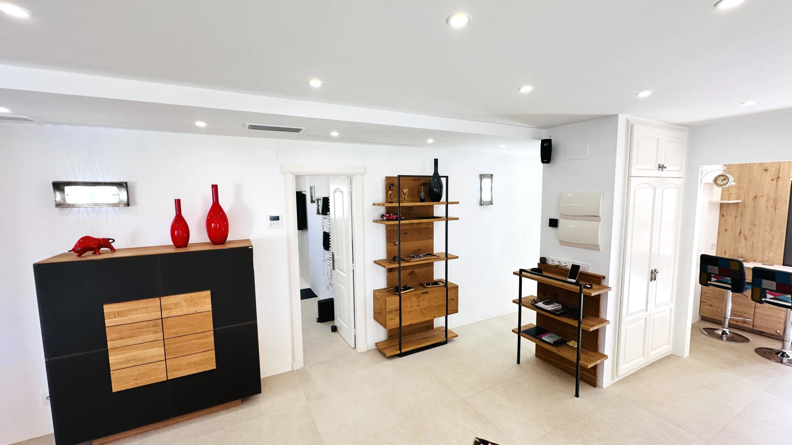 Außergewöhnlich schöne, komplett neu renovierte Penthousewohnung mit 3 Terrassen und Garage nur 250 m zum Meer