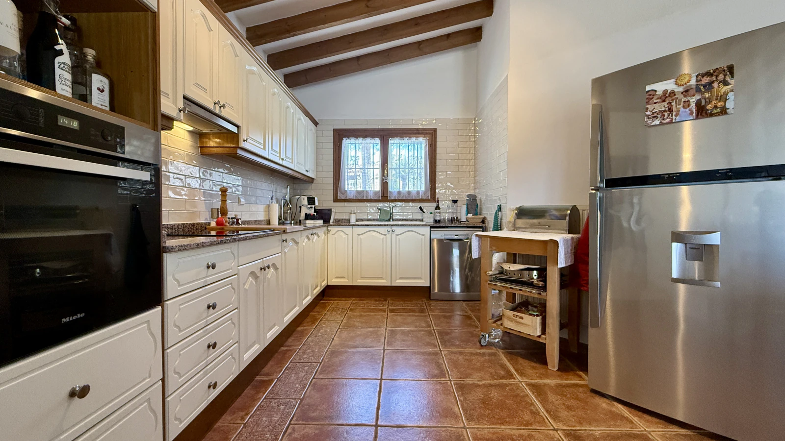 Gelijkvloerse, volledig uitgeruste villa met 3 slaapkamers, zon en privacy