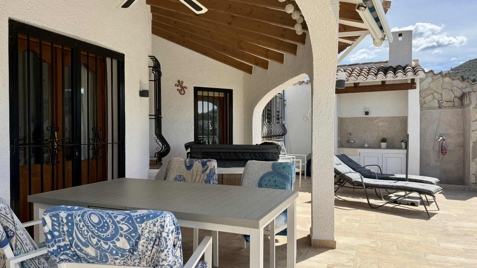 Gelijkvloerse, volledig uitgeruste villa met 3 slaapkamers, zon en privacy
