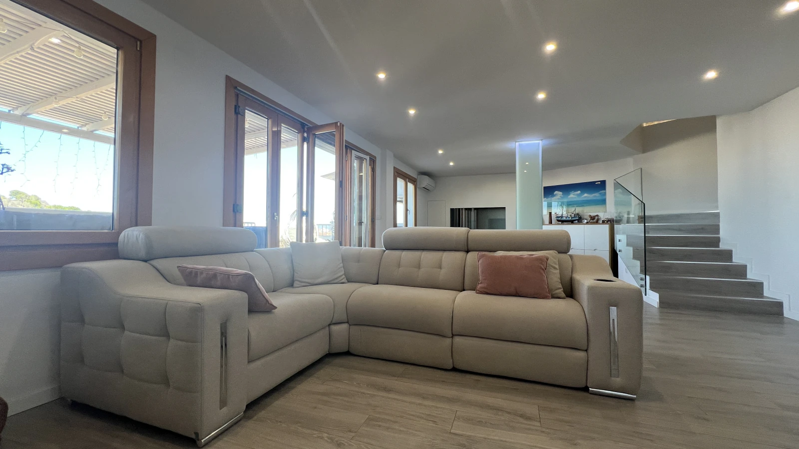 Renoviertes Penthouse mit 50 m Terrasse, Meer und Burgblick